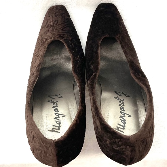 BROWN MARGARET J VINTAGE FLORAL VELVET BLOCK HEEL PUMPS SZIE 8 - Picture 8 of 14